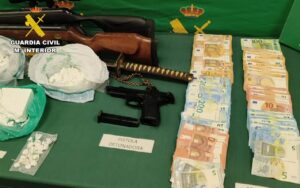 Efectos intervenidos a los traficantes de drogas.