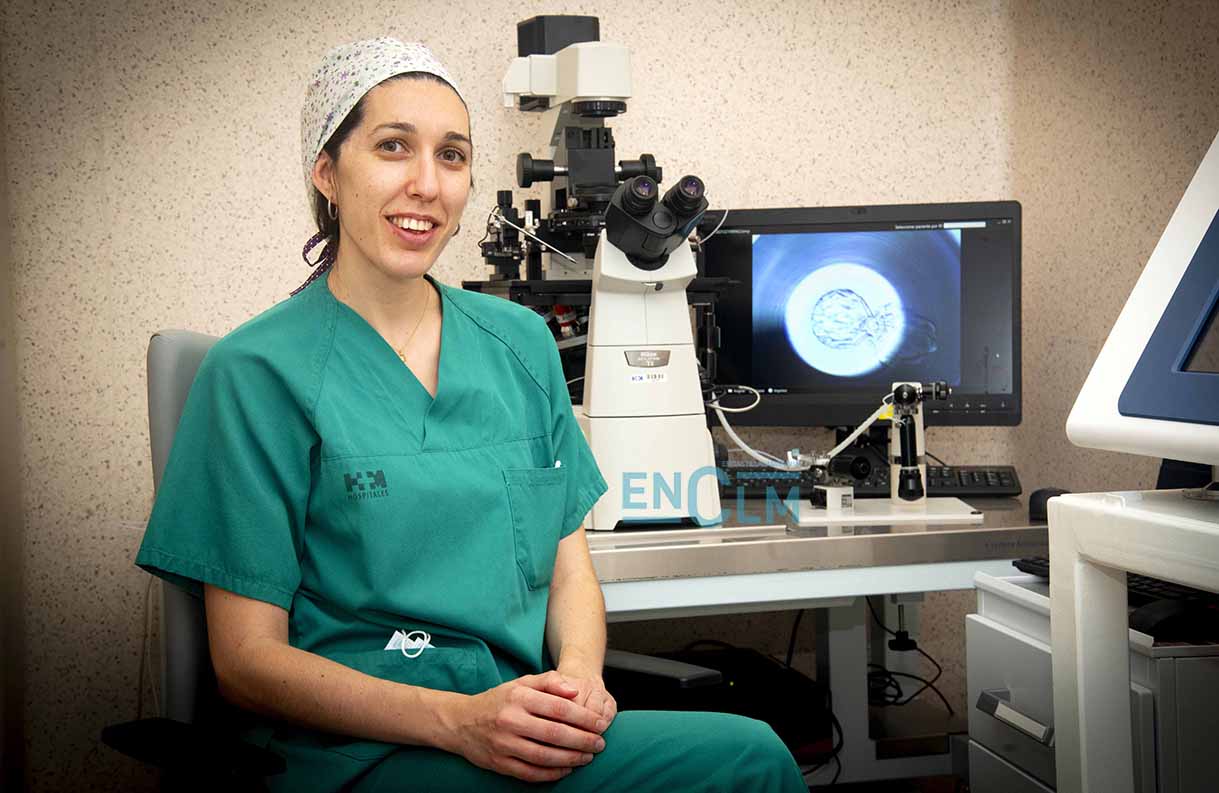Elena Álvarez, embrióloga del laboratorio de HM Fertility Center Toledo. Foto: Rebeca Arango.