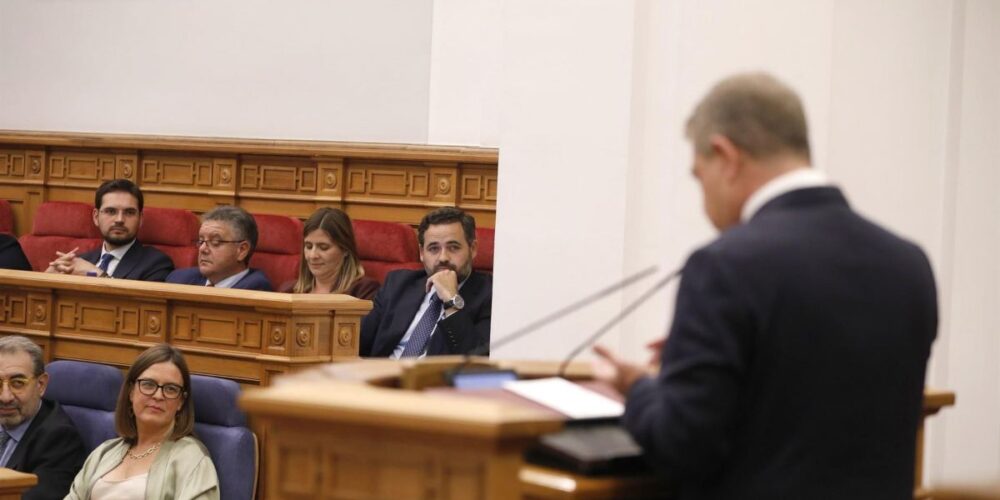 Paco Núñez mira fijamente a Page en el debate del estado de la región.