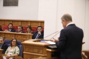 Paco Núñez mira fijamente a Page en el debate del estado de la región.