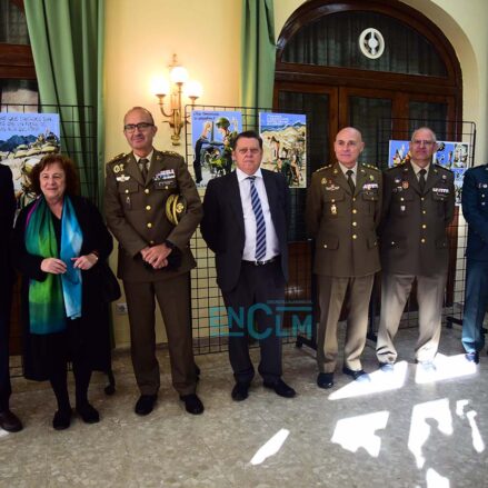Representantes institucionales, junto al ilustrador El ilustrador José Manuel Esteban durante la inauguración de la exposición.