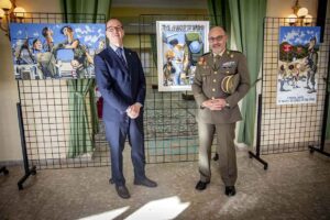 El ilustrador José Manuel Esteban y el coronel director de la Academia de Infantería, Álvaro Díaz, en la exposición.