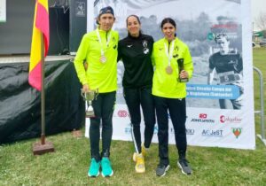 José M. Morote y María Paniagua, posando con sus trofeos.