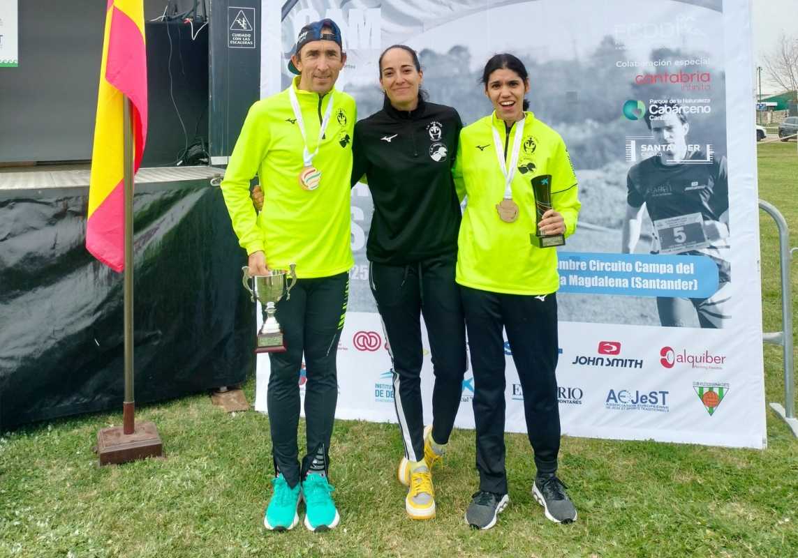 José M. Morote y María Paniagua, posando con sus trofeos.