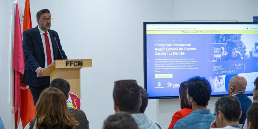 El consejero de Educación, Cultura y Deportes, Amador Pastor, interviniendo en el Congreso celebrado en 2024.