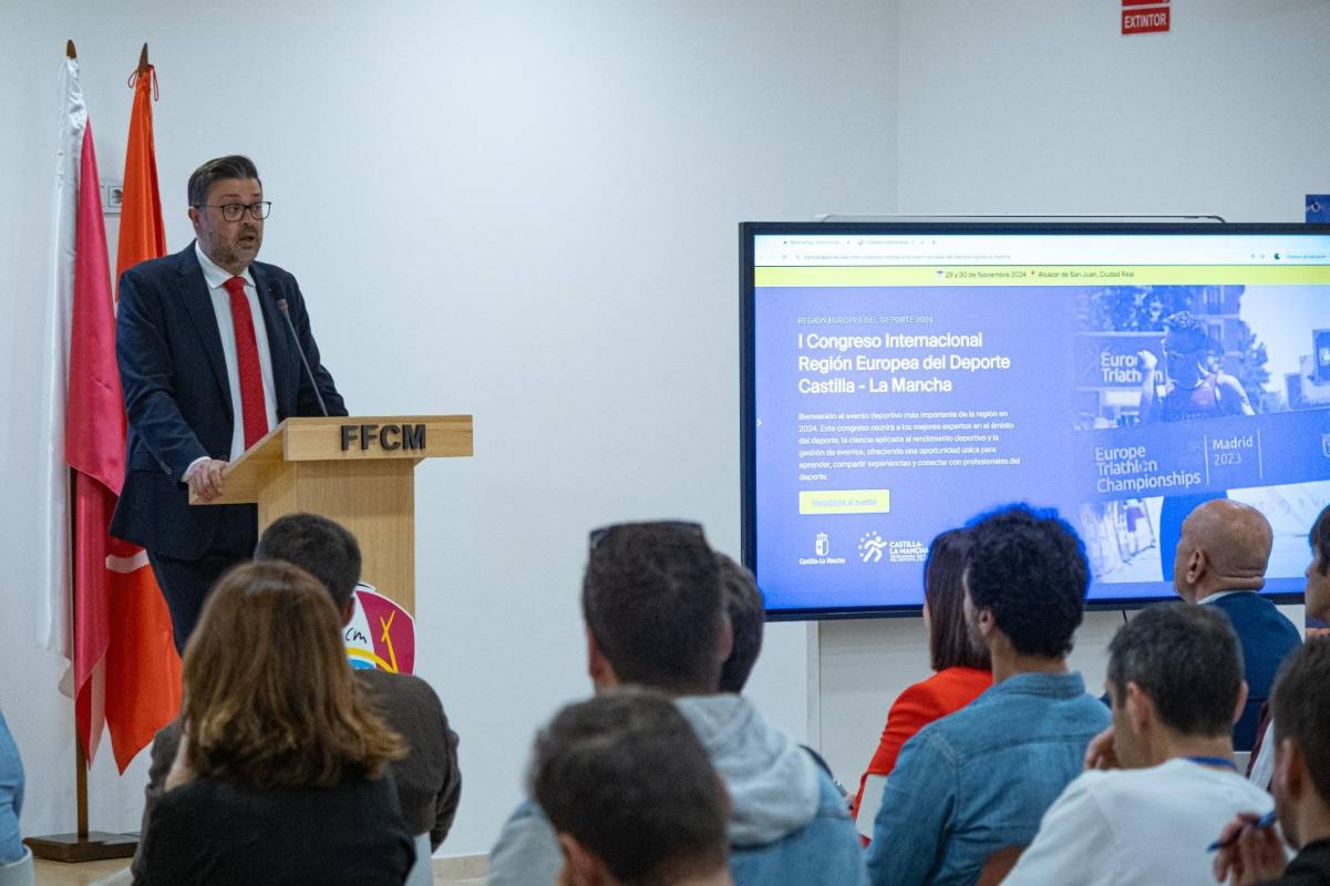 El consejero de Educación, Cultura y Deportes, Amador Pastor, interviniendo en el Congreso celebrado en 2024.