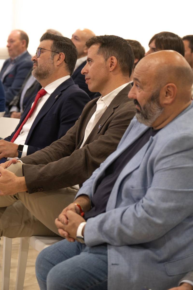 Amador Pastor (primero en la parte superior) y Carlos Yuste (a su lado), director general de Deportes, en el I Congreso.