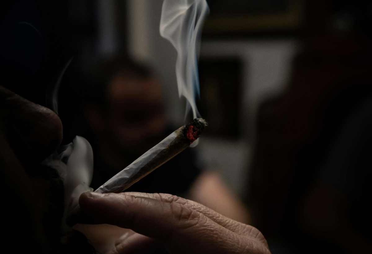 Imagen de archivo de una persona fumando.