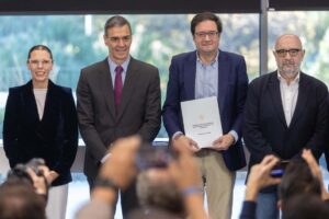 El presidente del Gobierno, Pedro Sánchez y el ministro para la Transformación Digital y de la Función Pública, Óscar López, durante la firma con los sindicatos. Foto: EP.