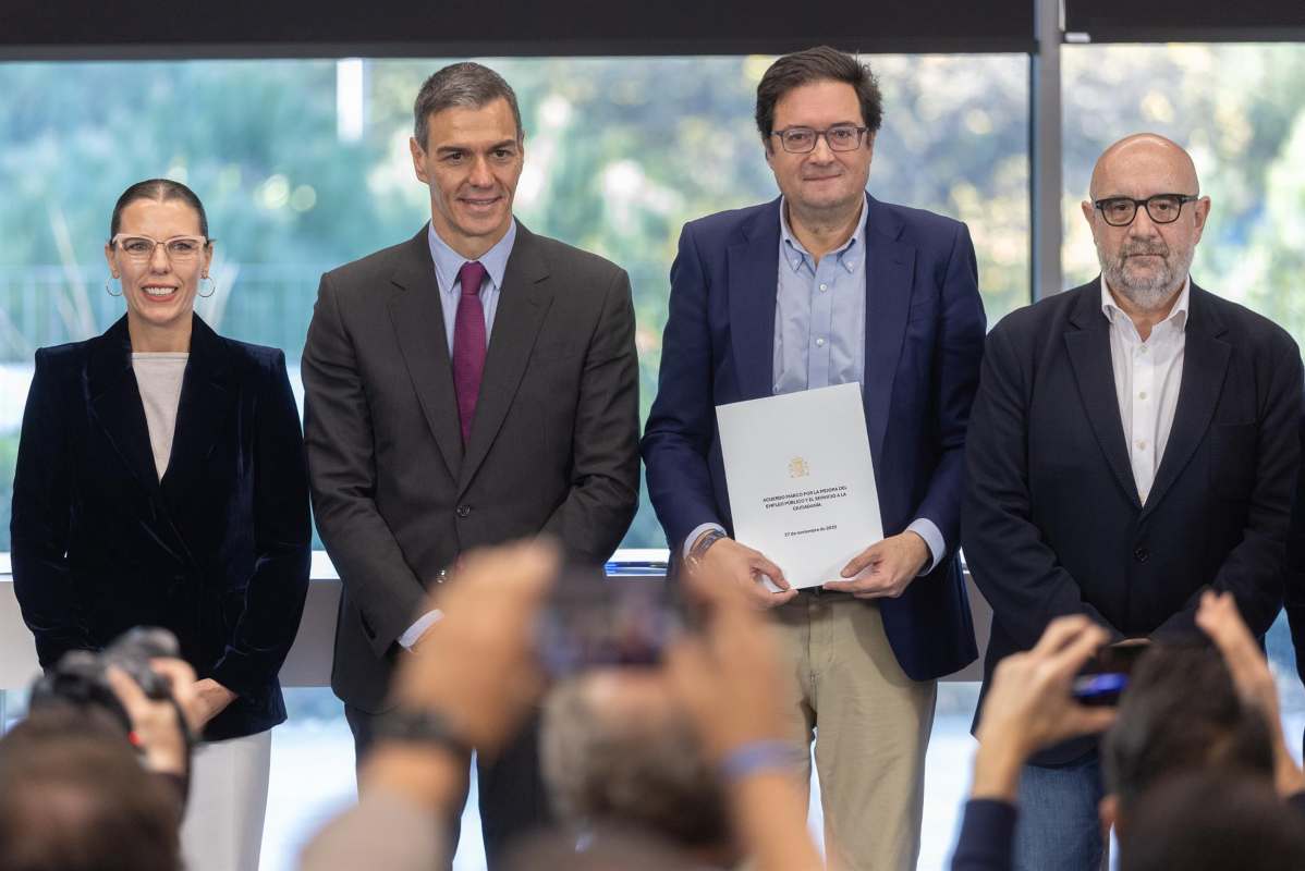 El presidente del Gobierno, Pedro Sánchez y el ministro para la Transformación Digital y de la Función Pública, Óscar López, durante la firma con los sindicatos. Foto: EP.