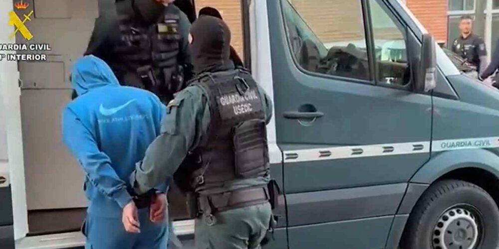 La Guardia Civil ha detenido a cinco personas por robos con alunizaje.