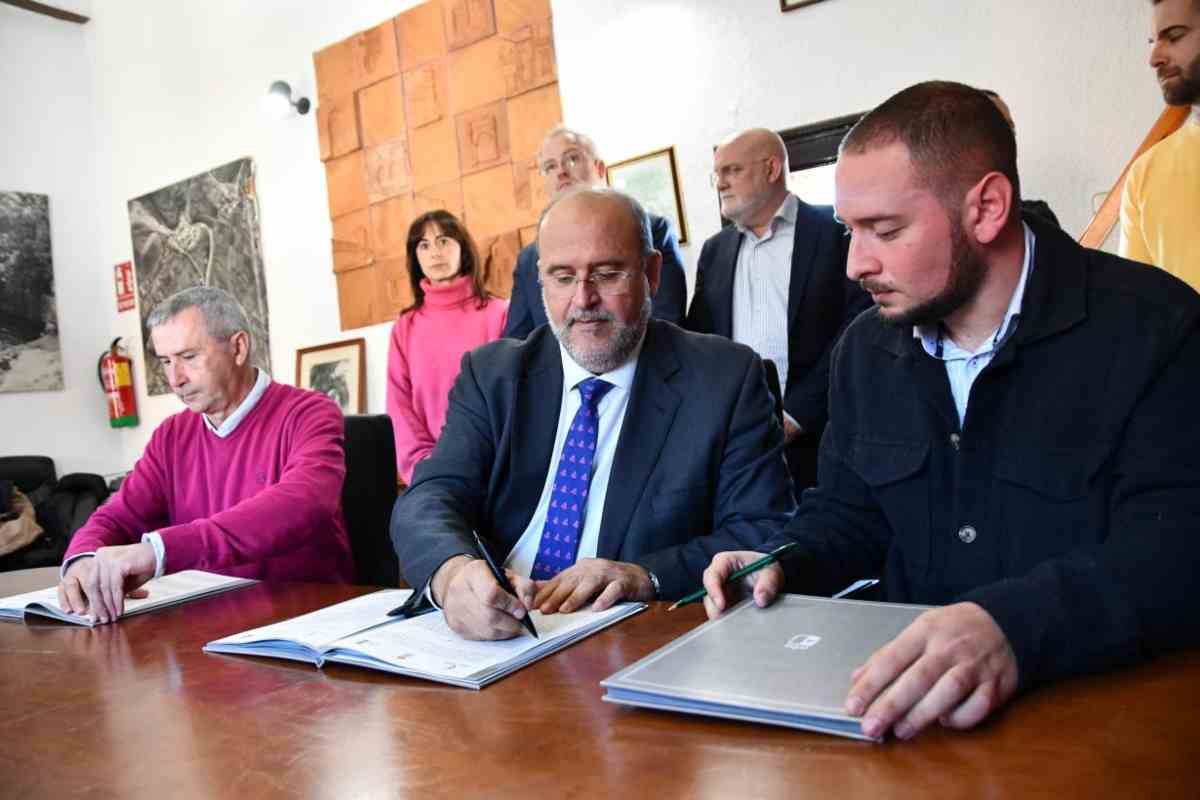 El vicepresidente primero del Gobierno de Castilla-La Mancha, José Luis Martínez Guijarro, firmando el convenio con el alcalde de Letur, Sergio Marín.
