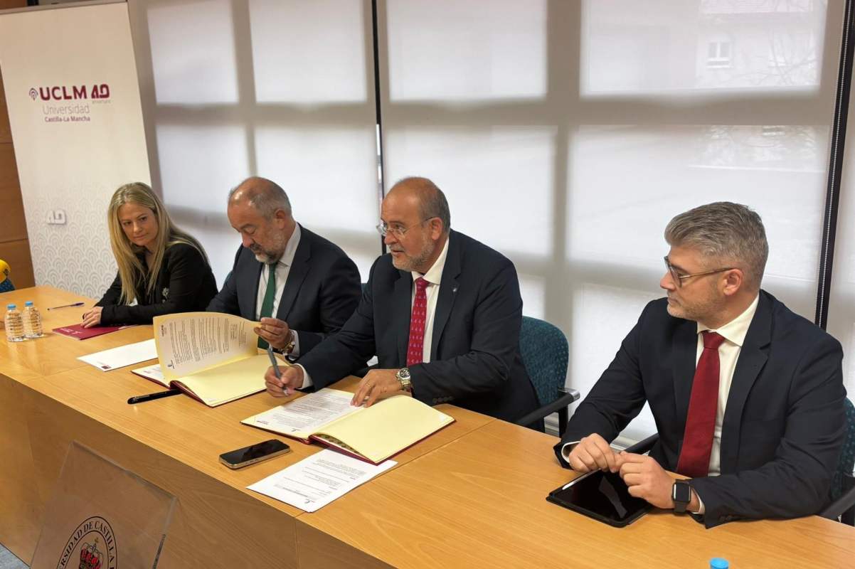 Martínez Guijarro y Julián Garde firmaron el convenio entre el Gobierno regional y la UCLM.