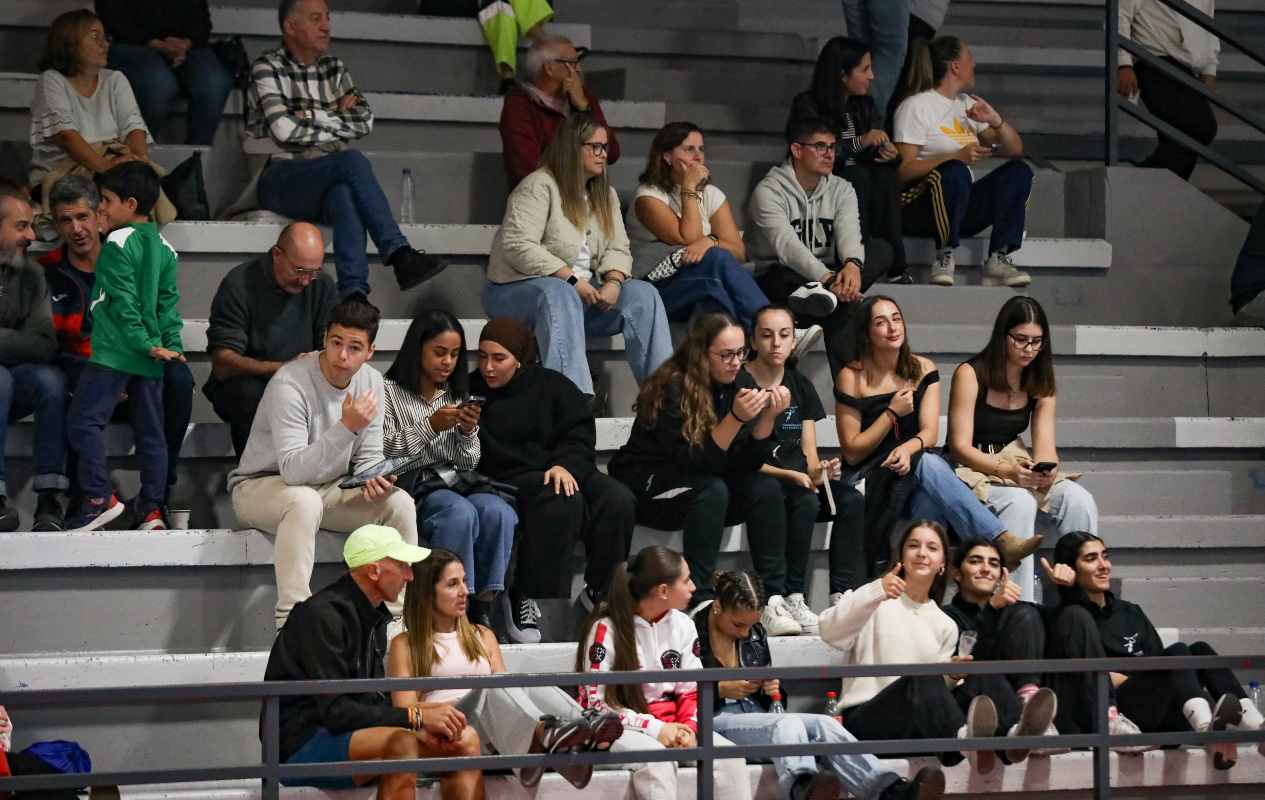 La afición presenta siempre un buen aspecto en el pabellón de Santa Bárbara. Foto: Josechu Llorca.