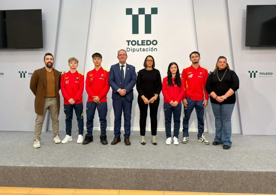 Las autoridades posaron con los medallistas.