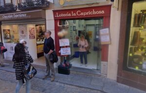 Despacho de lotería en la calle Comercio, 27, 'La Caprichosa'. Foto: Rebeca Arango.