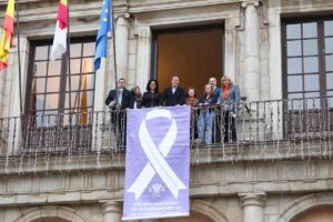 Acto de colocación del lazo por el 25N en Toledo.