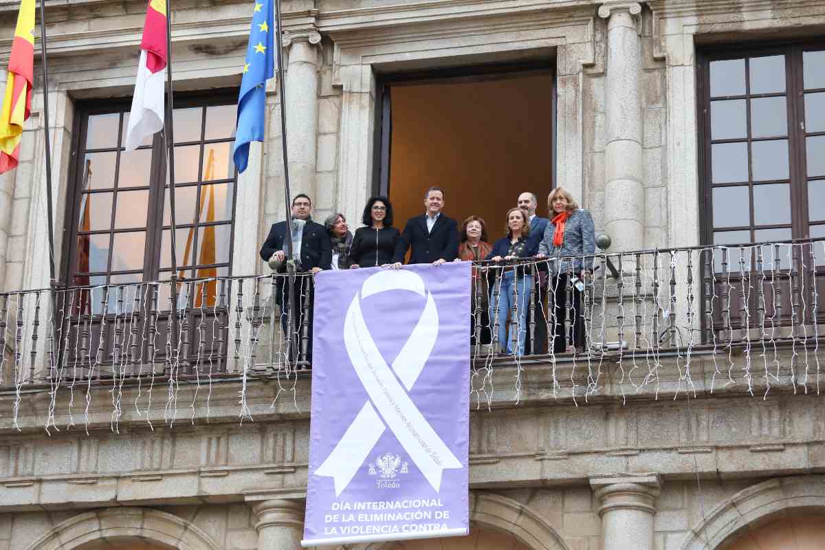 Acto de colocación del lazo por el 25N en Toledo.