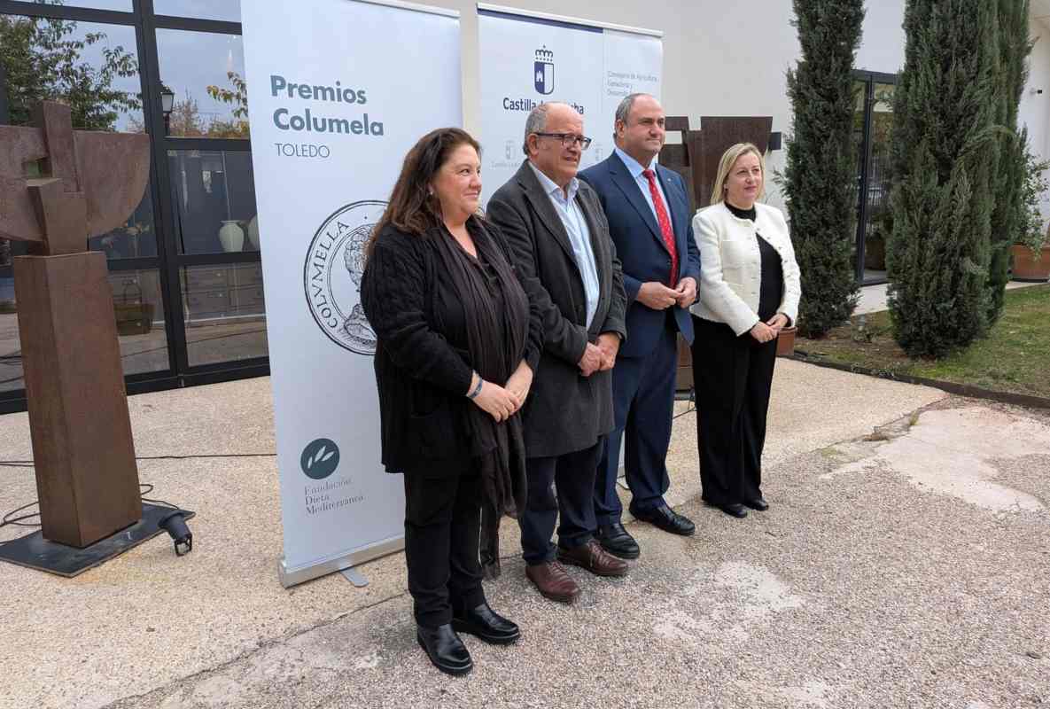 Julián Martínez Lizán, antes de entregar los Premios Columela.