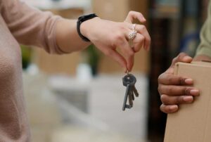 Imagen de archivo de una entrega de llaves.