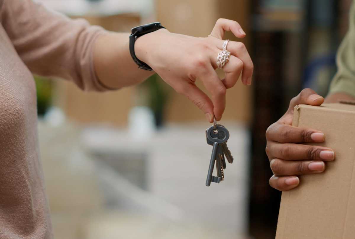 Imagen de archivo de una entrega de llaves.