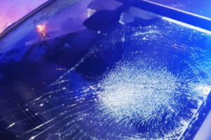 Luna del coche estallada. Foto: @policialocalcuenca