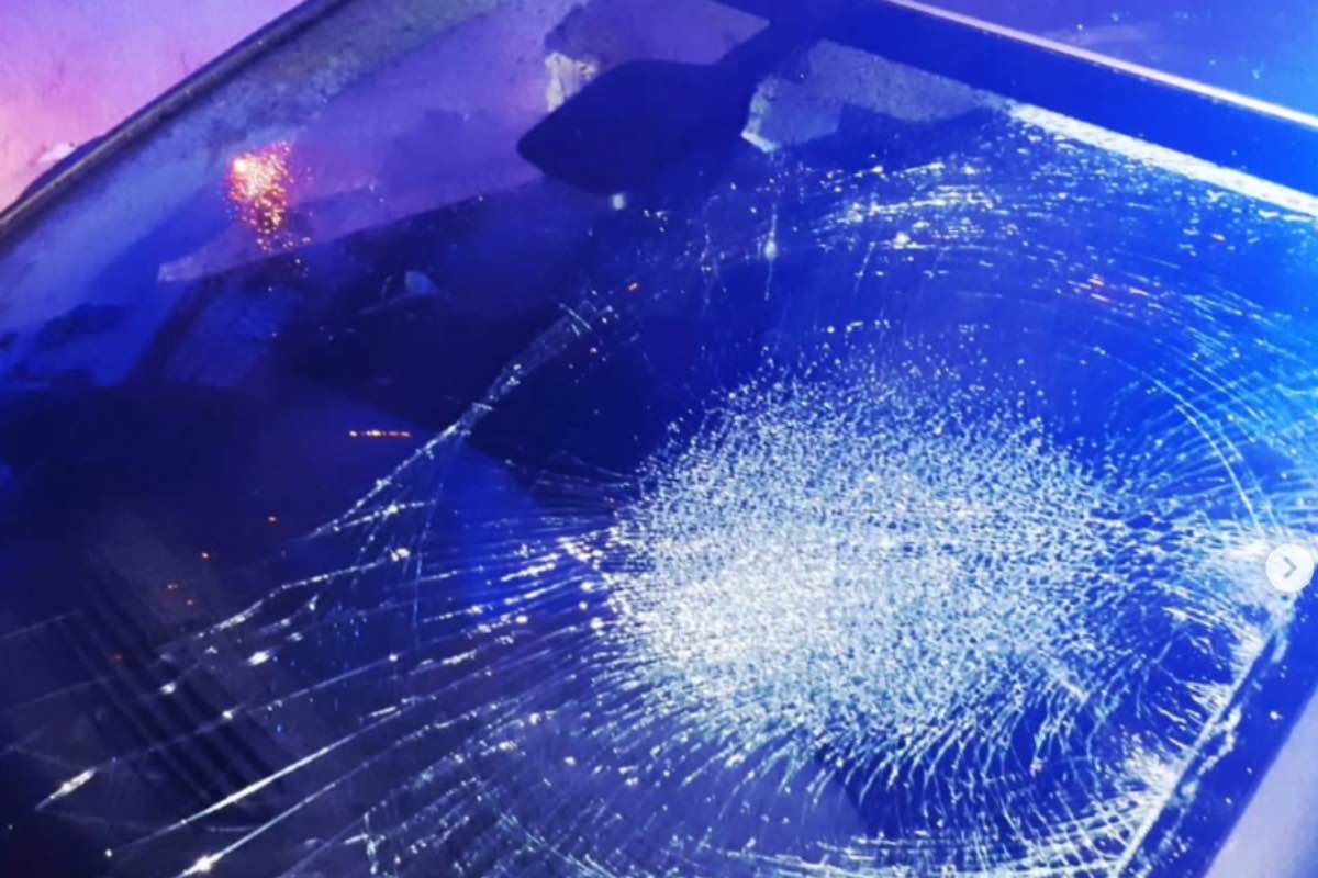 Luna del coche estallada. Foto: @policialocalcuenca