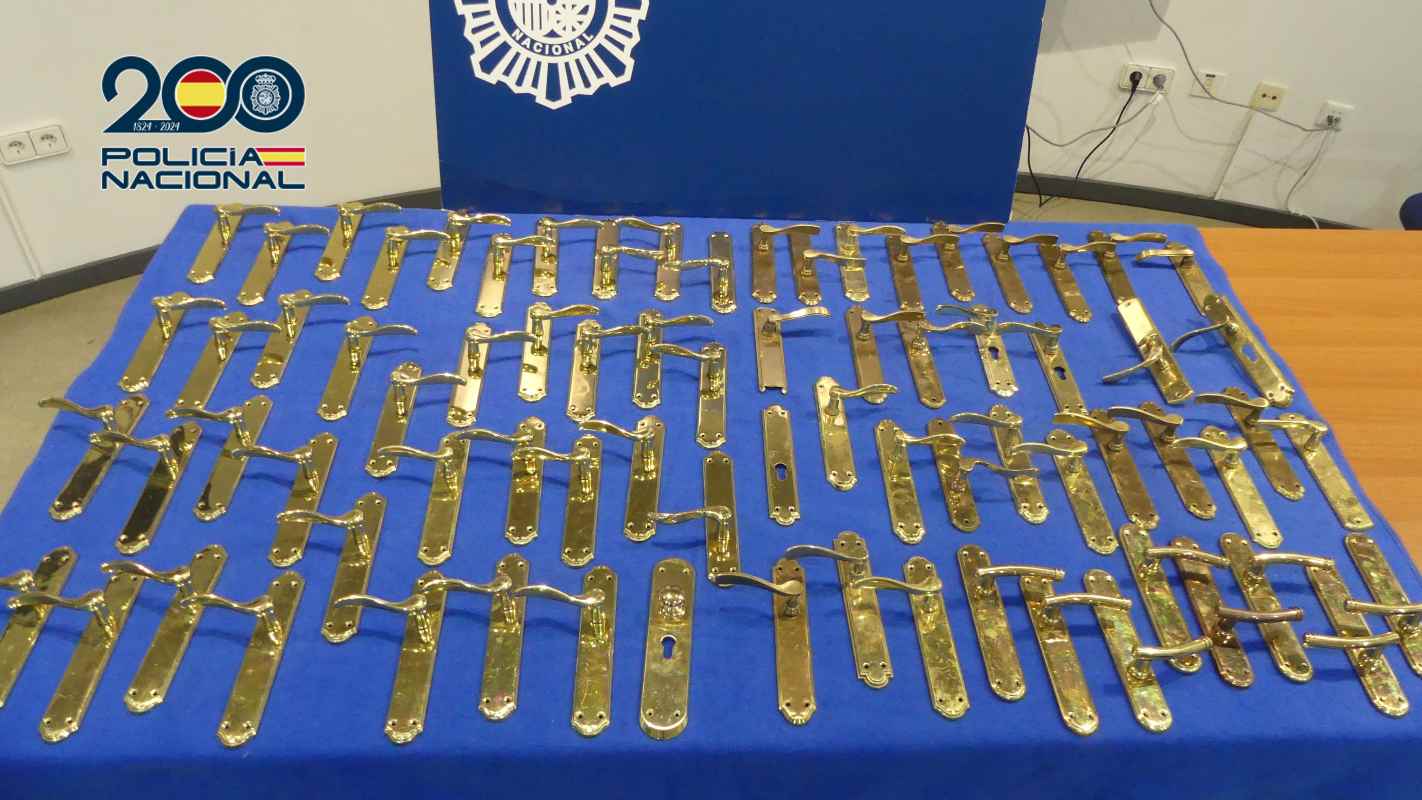 Un robo insólito en Talavera, el de 130 manillas de los portales de las fincas.