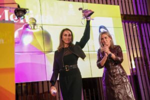 Ana Belén recogiendo el reconocimiento Menina 2025, junto a la delegada del Gobierno, Milagros Tolón.