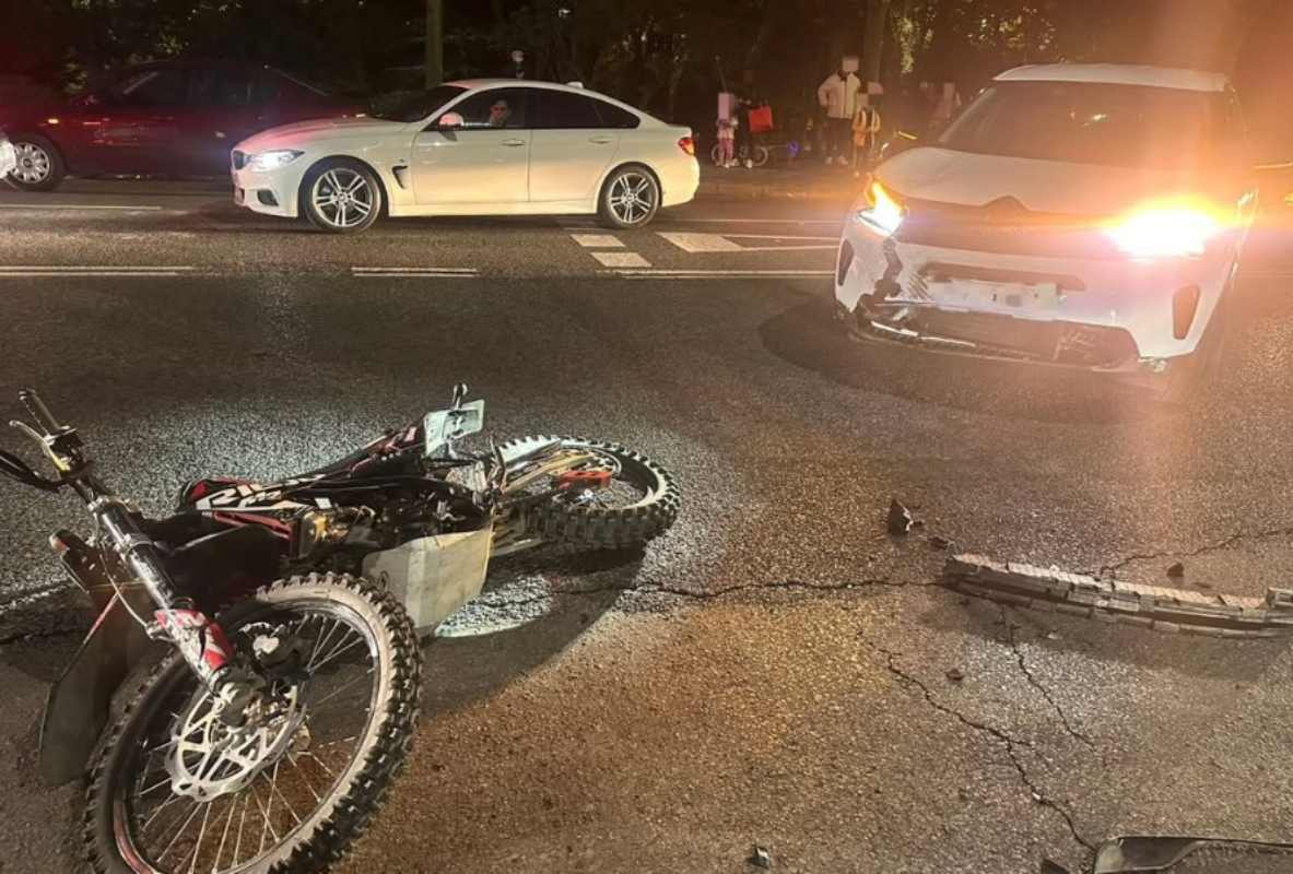 Así quedaron moto y coche después del accidente. Foto: Policía Local de Cuenca.