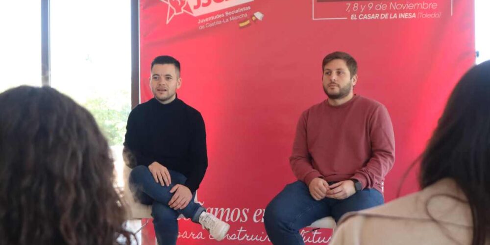 El secretario general de Juventudes Socialistas, Álvaro Toconar y el consejero de Fomento, Nacho Hernando.