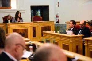 La concejala socialista Noelia de la Cruz, interviniendo en el debate del estado de la ciudad. Foto: Rebeca Arango.