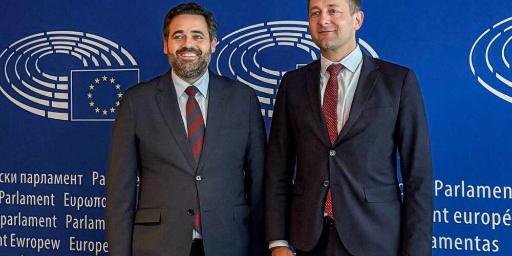 El presidente del PP de CLM, Paco Núñez, y comisario europeo de Agricultura, Cristophe Hansen