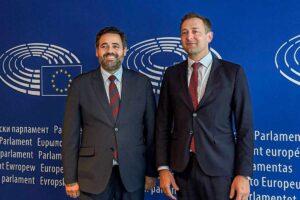 El presidente del PP de CLM, Paco Núñez, y comisario europeo de Agricultura, Cristophe Hansen