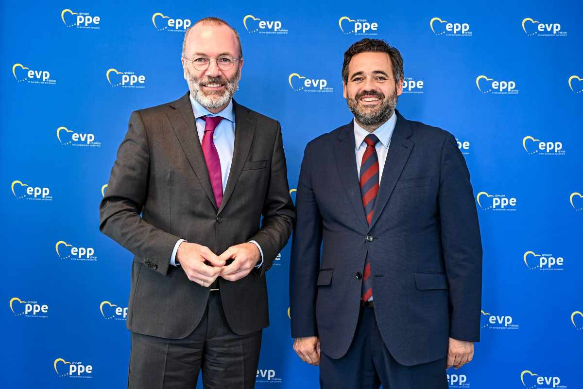 El presidente del PP de CLM, Paco Núñez, junto con el presidente del Partido Popular Europeo, Manfred Webber.