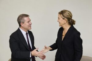 Emiliano García-Page, y la presidenta de la Fundación Amancio Ortega, Flora Pérez Marcote. Foto: Roberto Berdini.