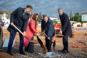 El presidente autonómico, Emiliano García-Page, ha puesto hoy la primera piedra del CEIP ‘Margarita Salas Falgueras