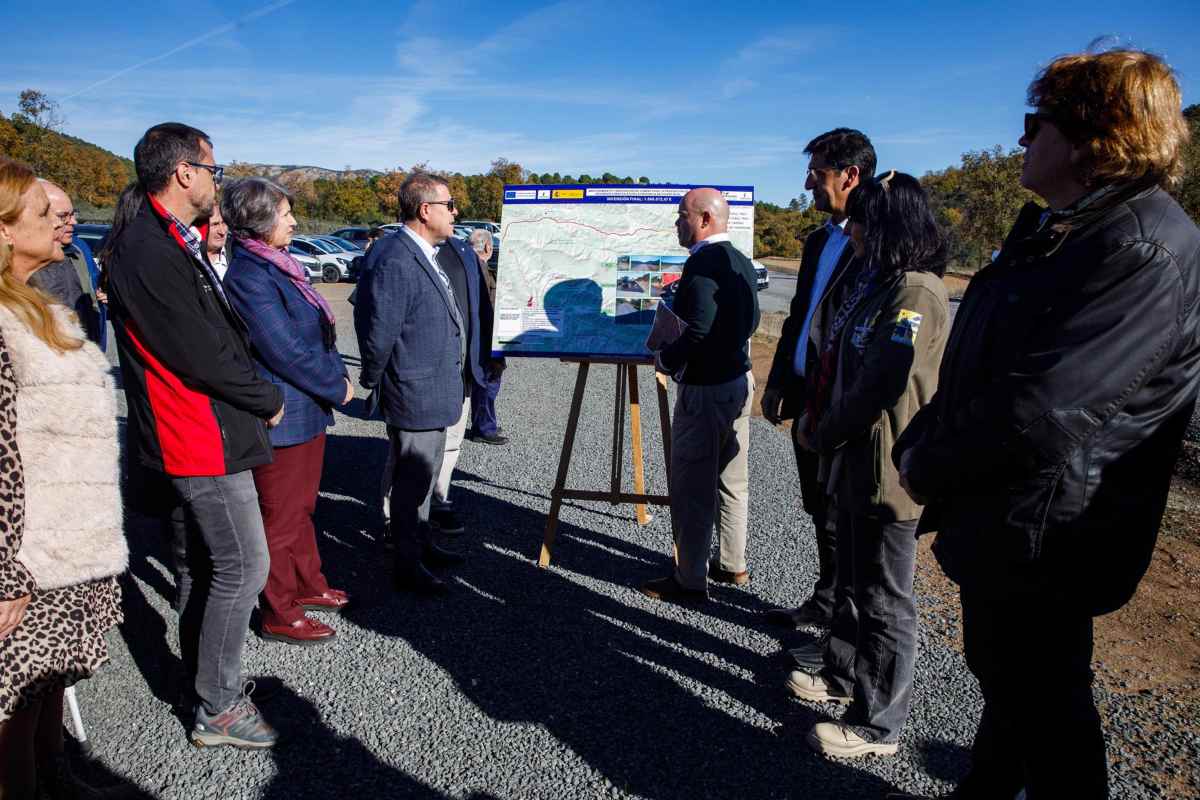 El presidente de Castilla-La Mancha, Emiliano García-Page inauguró la mejora del camino de Ventillas.