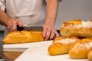 Imagen de archivo de un trabajador en una panadería.