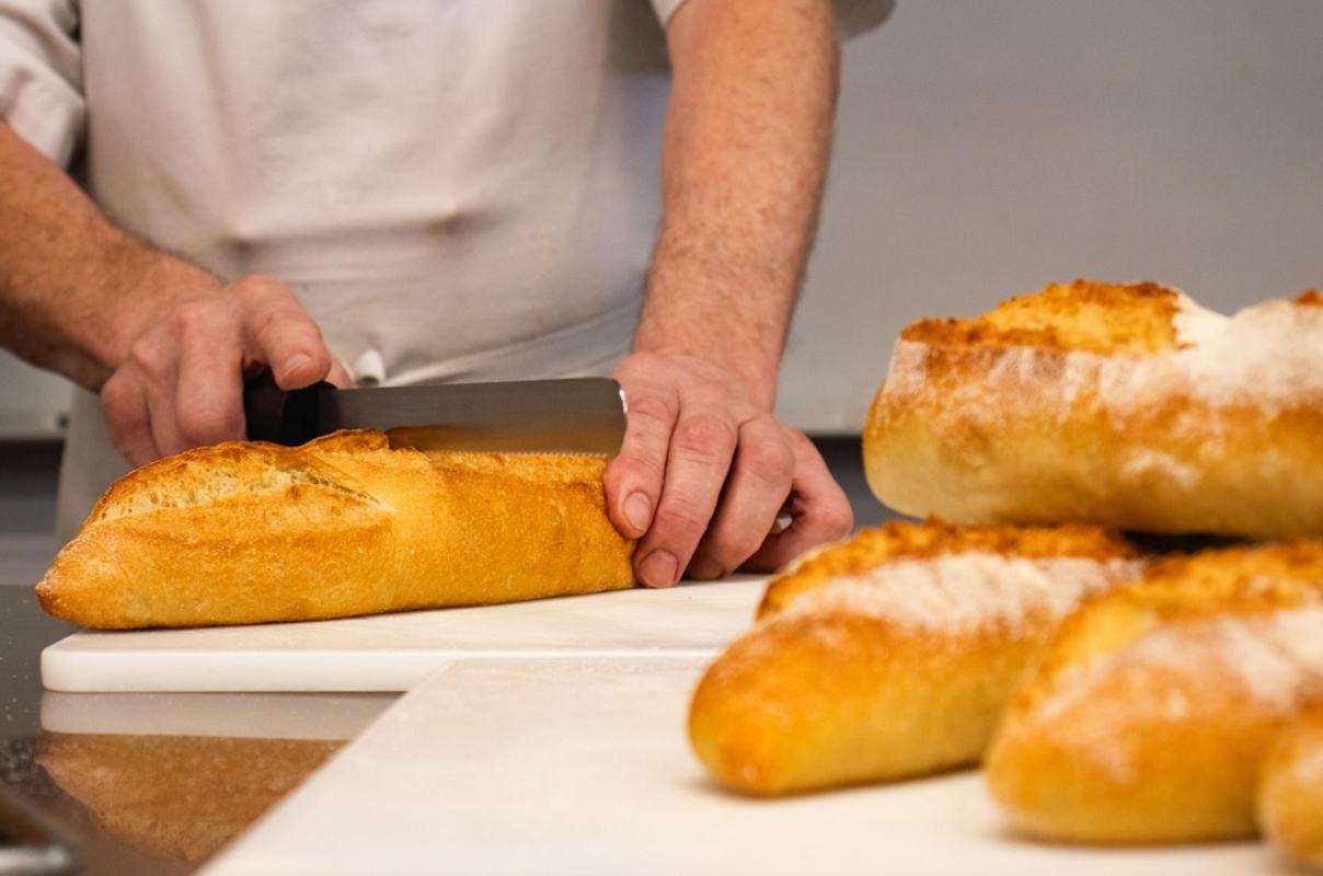 Imagen de archivo de un trabajador en una panadería.