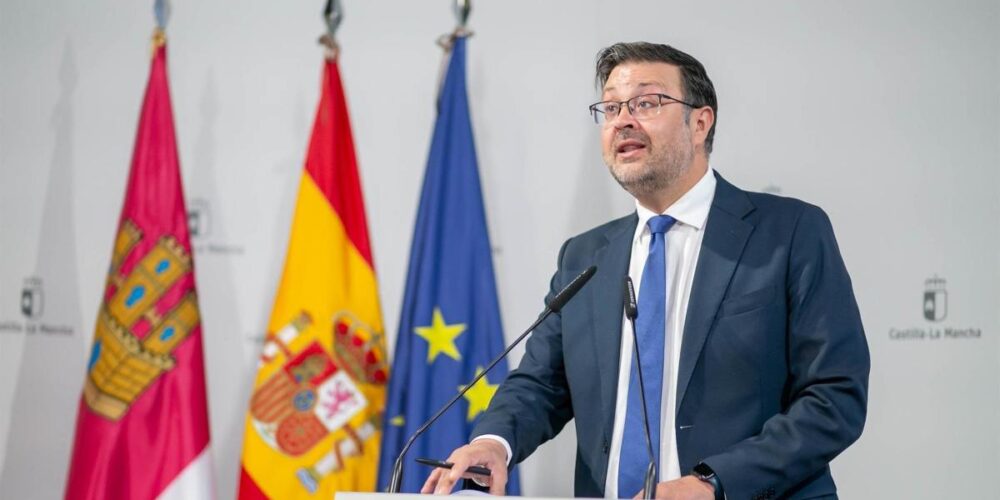 El consejero de Educación Cultura y Deportes, Amador Pastor, en la rueda de prensa.