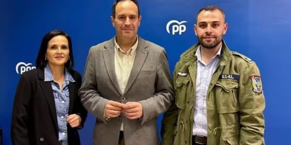 Martín Lapeña Lafuente (centro), nuevo secretario general del PP de Cuenca.