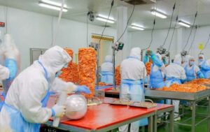 Línea de loncheado en la fábrica de Ozturk Quebap. Foto: Ozturk Quebap.