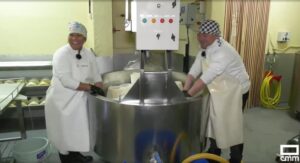 Danielle y Jorge, trabajando en el obrador.