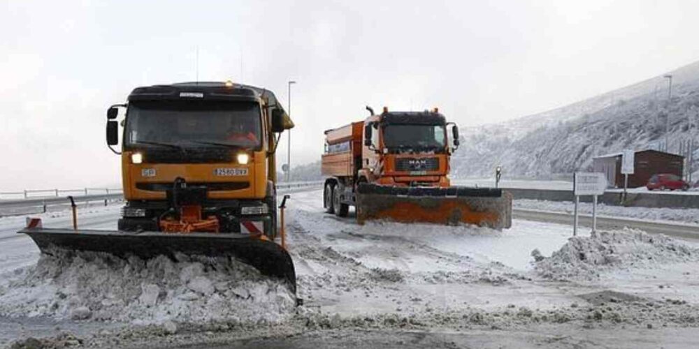 Imagen de una quitanieves por una carretera de Castilla-La Mancha.