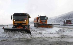 Imagen de una quitanieves por una carretera de Castilla-La Mancha.