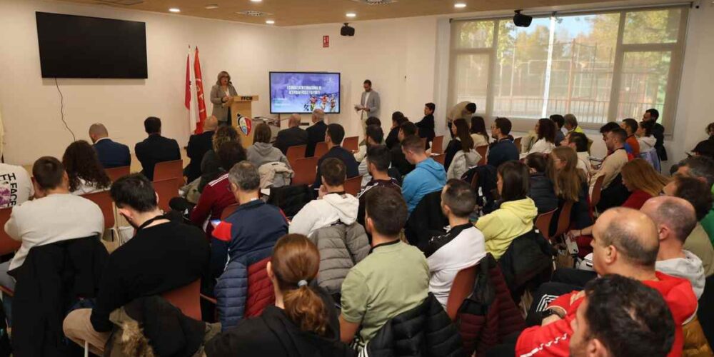Carmen Teresa Olmedo, dirigiéndose a un nutrido grupo de asistentes al congreso.
