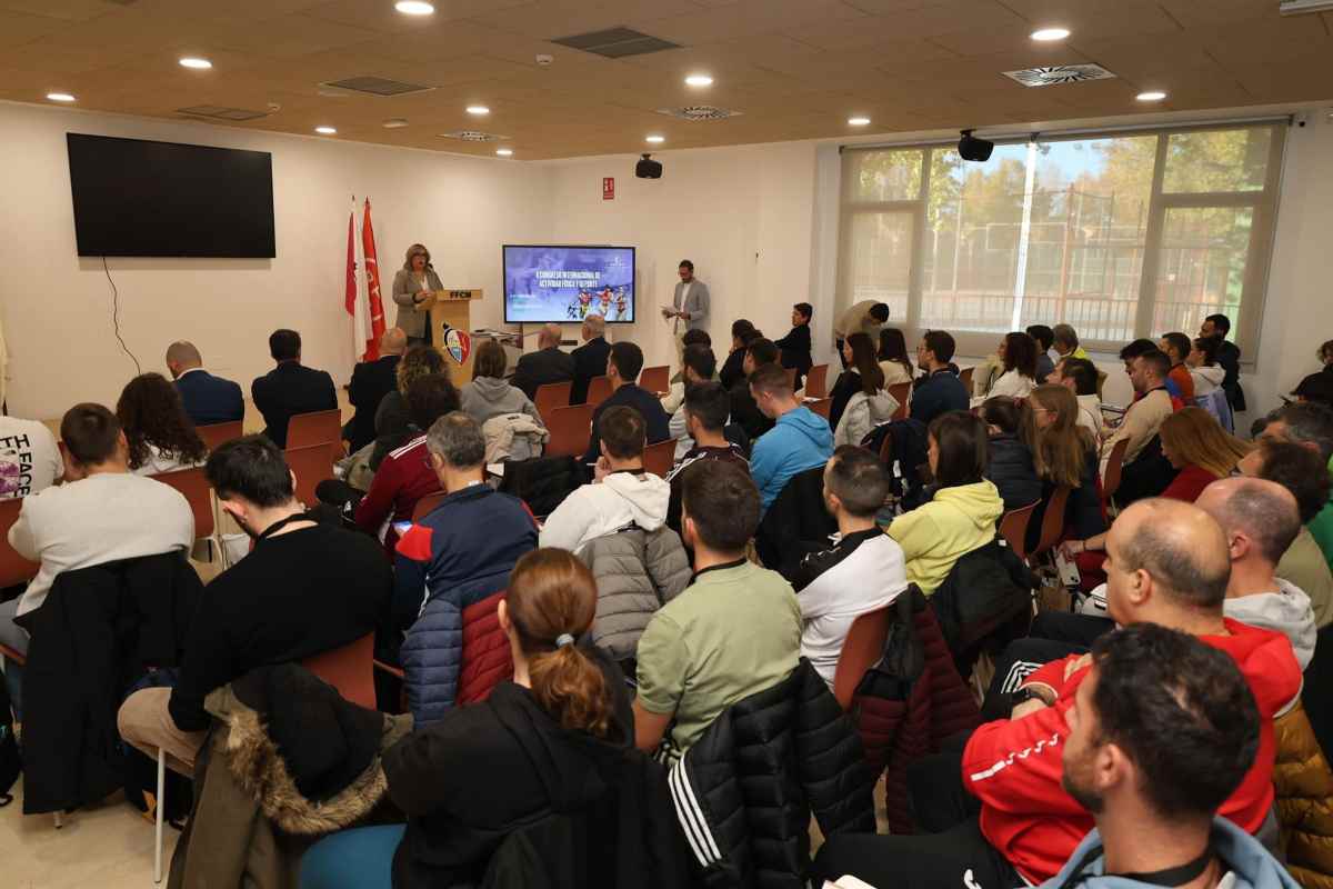Carmen Teresa Olmedo, dirigiéndose a un nutrido grupo de asistentes al congreso.