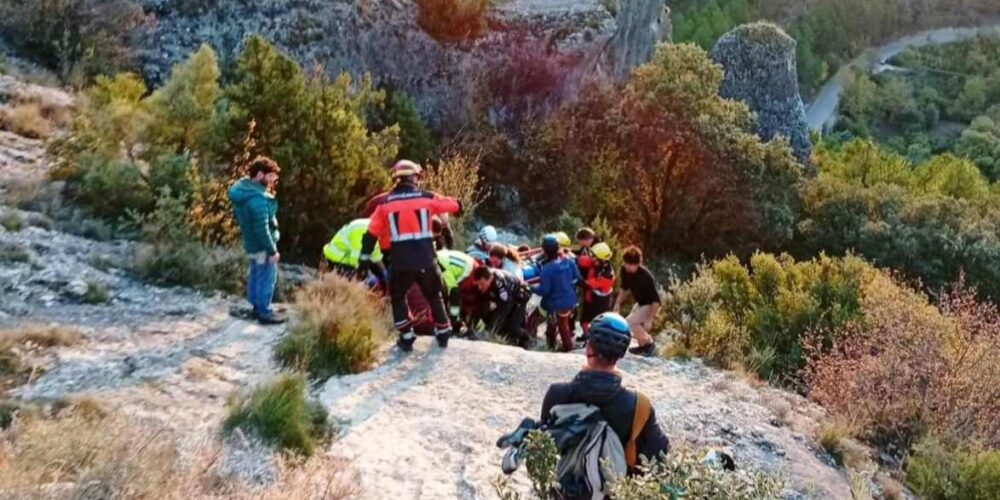 Imagen del rescate con los bomberos y equipo sanitarios.