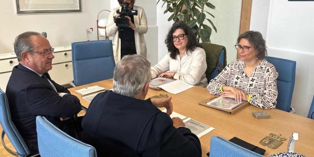 Reunión entre Ruiz Molina y Lola Alcónez.